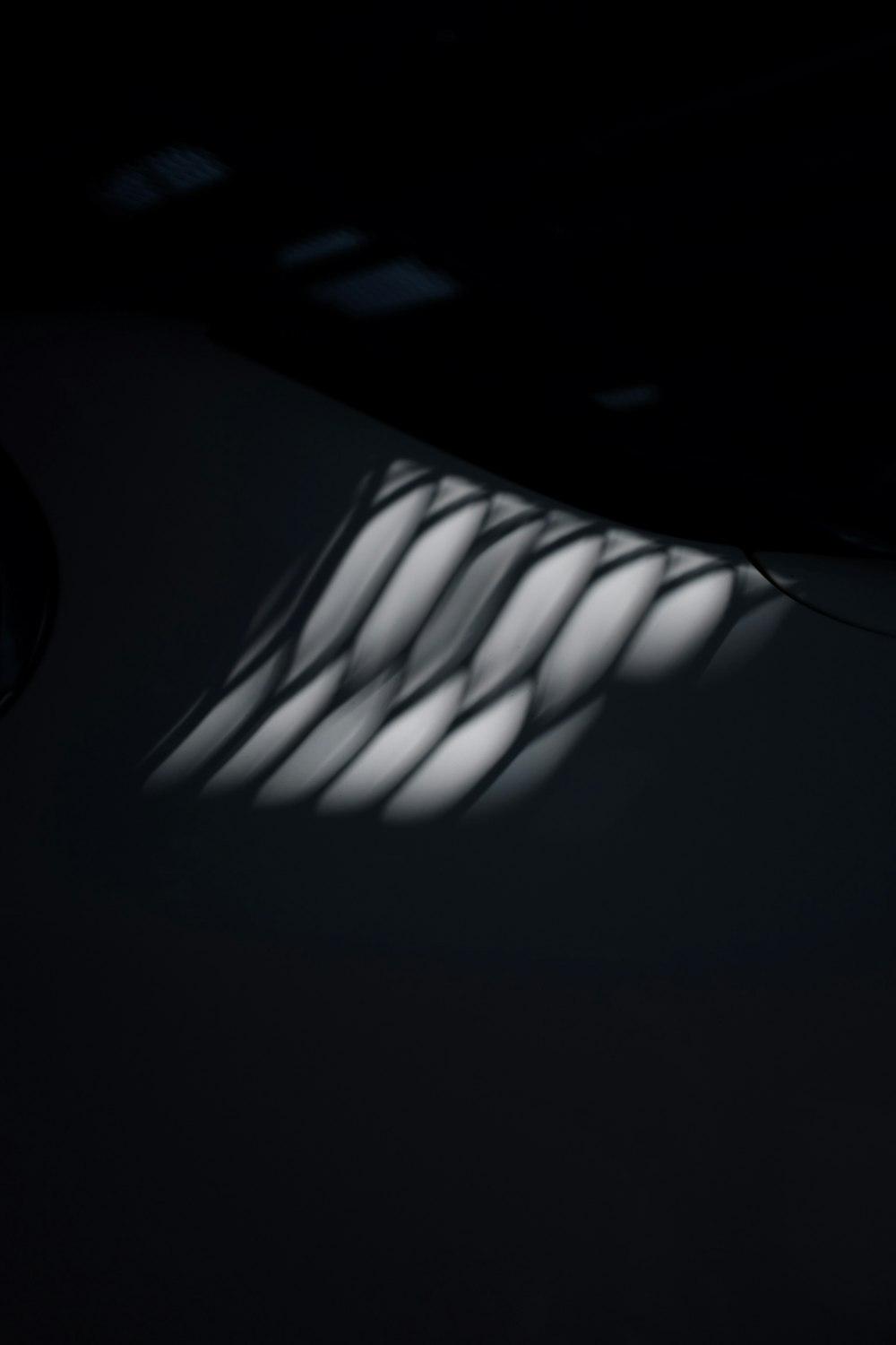 Ein Schwarz-Weiß-Foto eines Lichts, das durch ein Fenster kommt