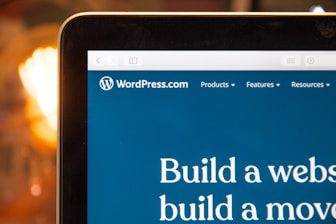 Photographie d'un ordinateur ouvert sur le site internet WordPress