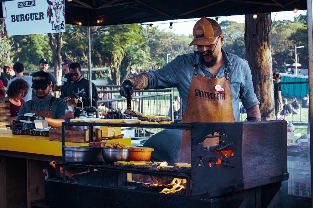 homme grillant des galettes