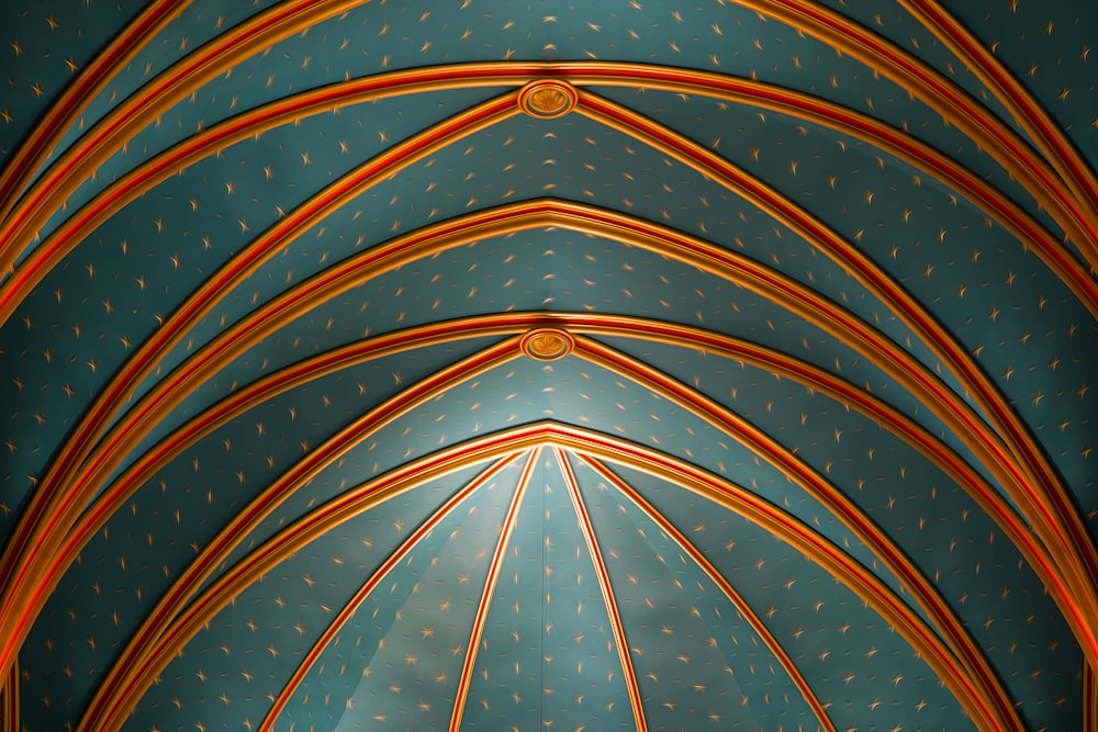 o teto de uma igreja com um fundo azul