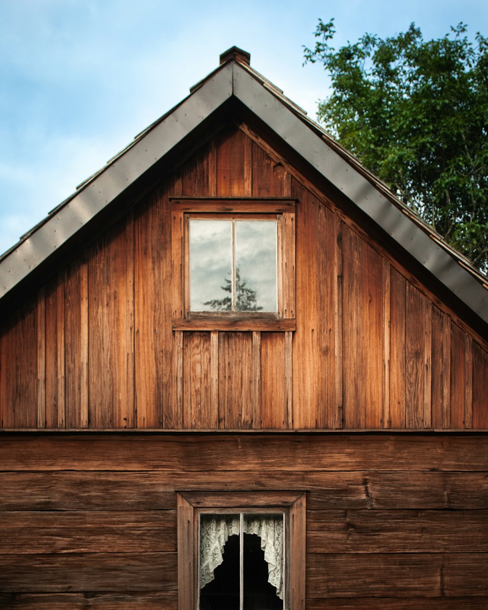 casa di legno marrone