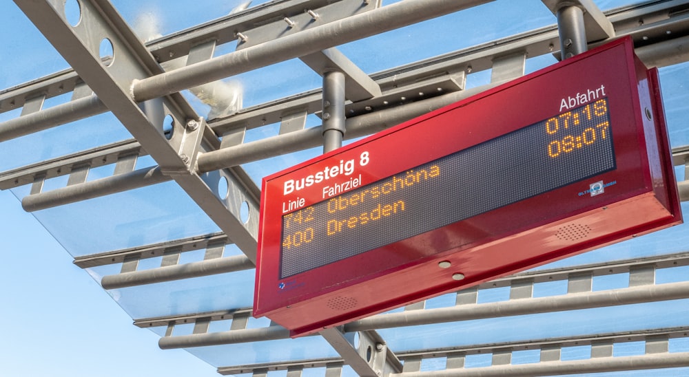 rote Bussteig-Beschilderung