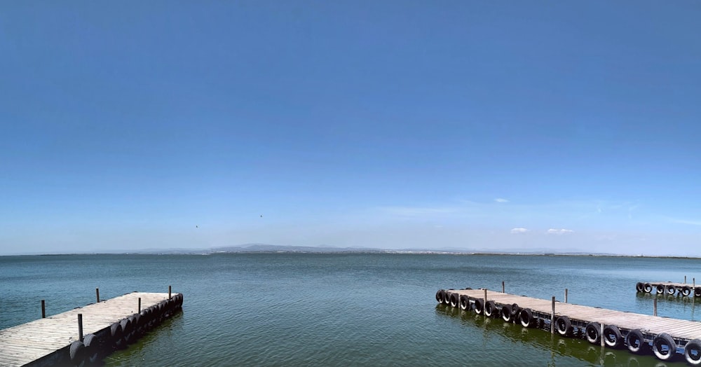 Docks in der Nähe des ruhigen Ozeans