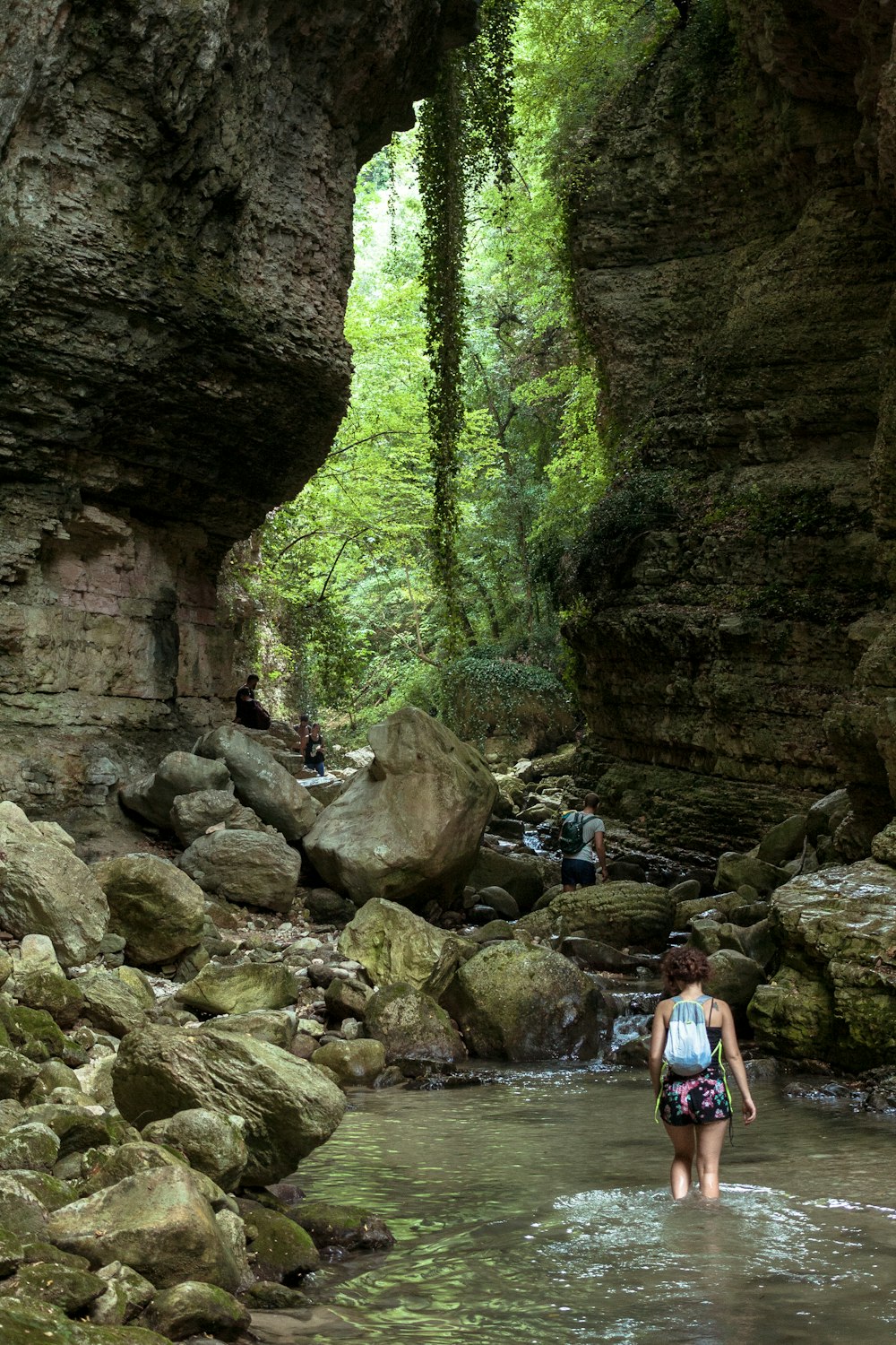 Femme debout sur un plan d’eau calme