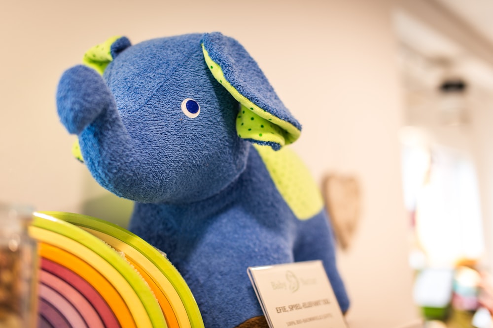 brinquedo de pelúcia elefante azul