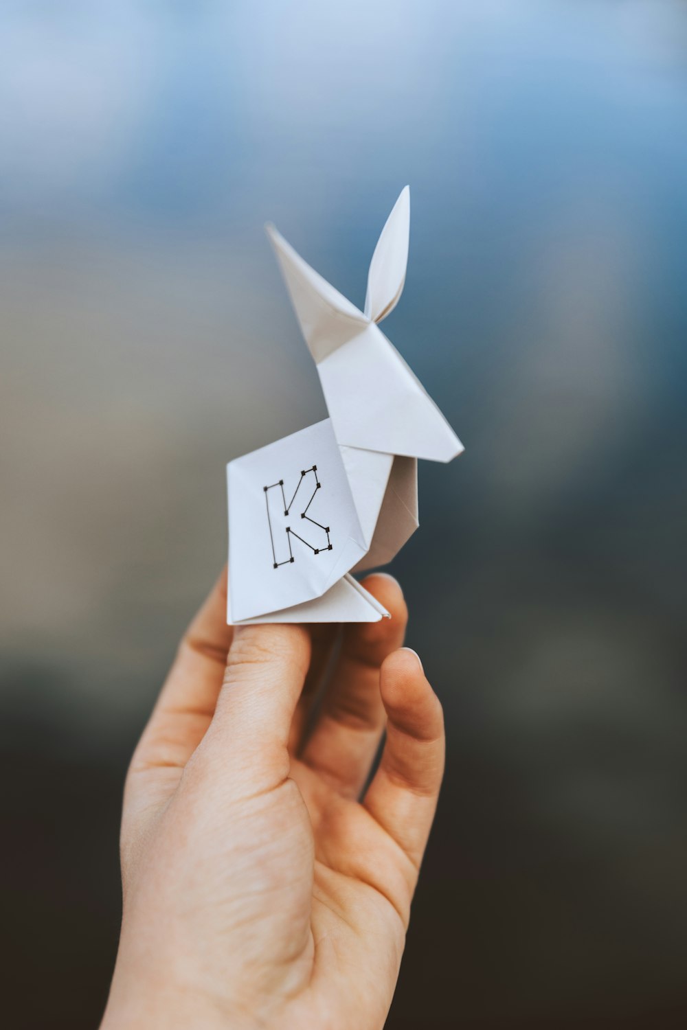 origami de canguro en la mano de la persona