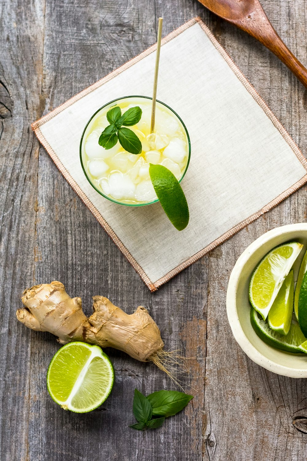 Tazza da tè in ceramica verde con limone