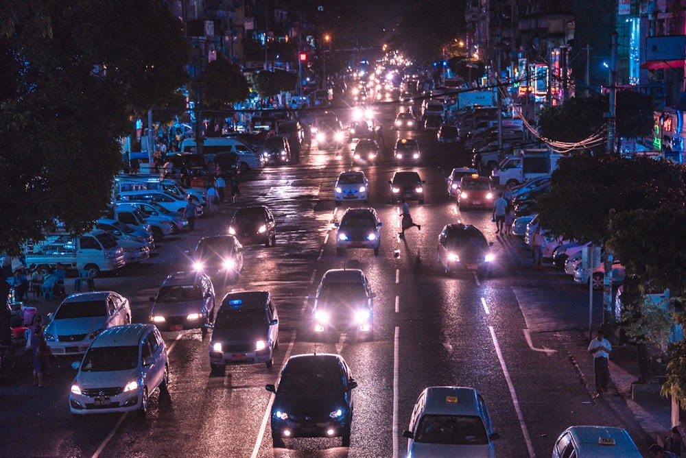 carros durante a noite