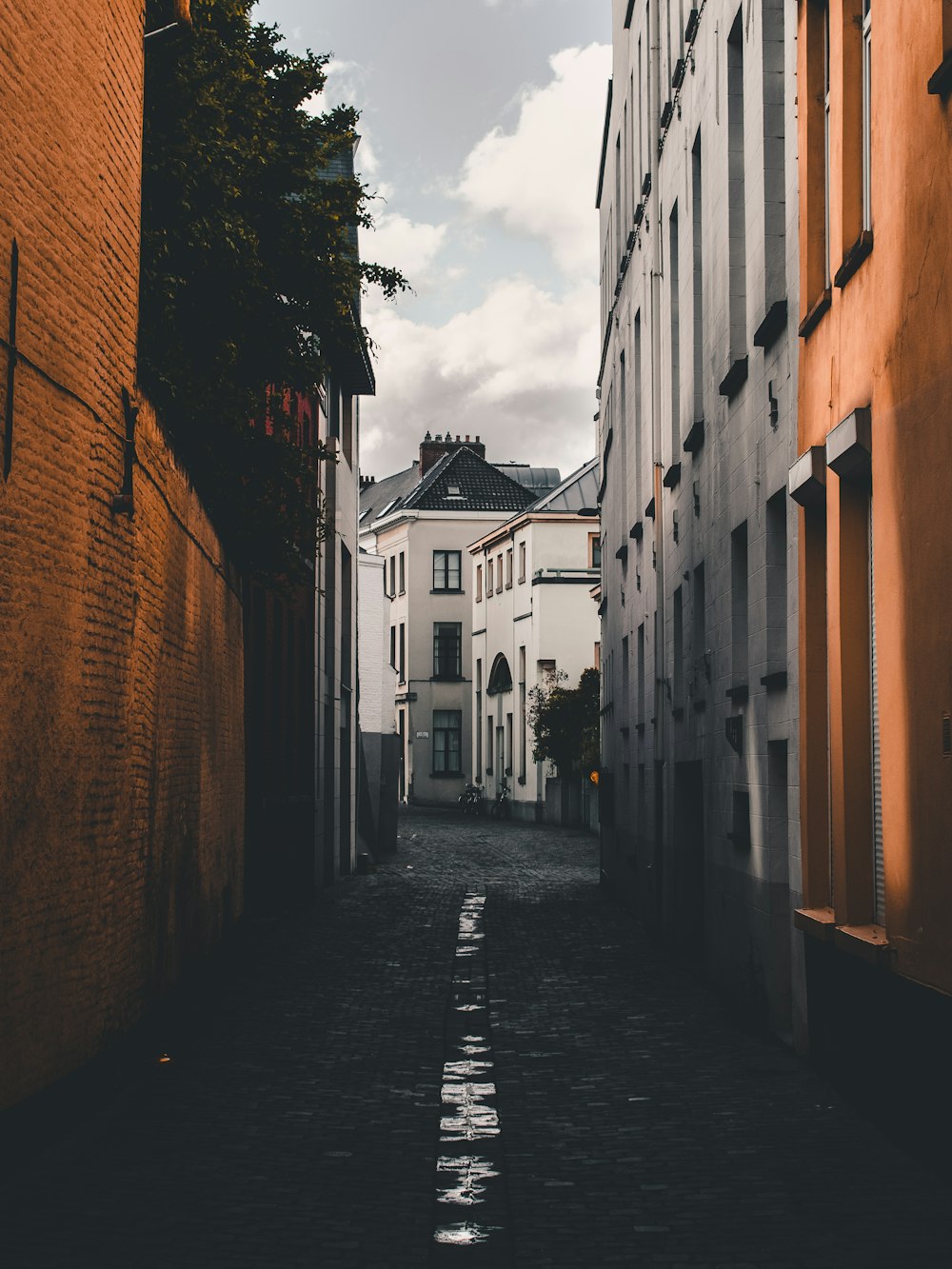 a narrow alley way between two buildings