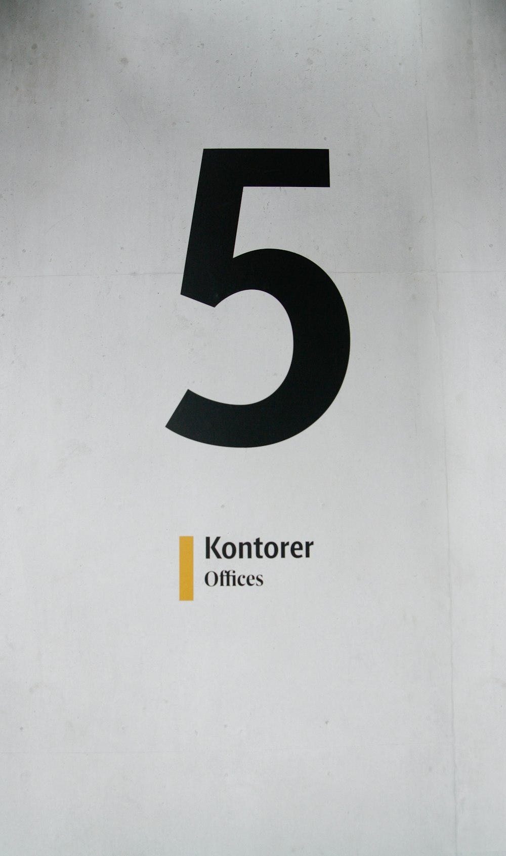 Una foto di un cartello che dice 5 uffici Kontorer