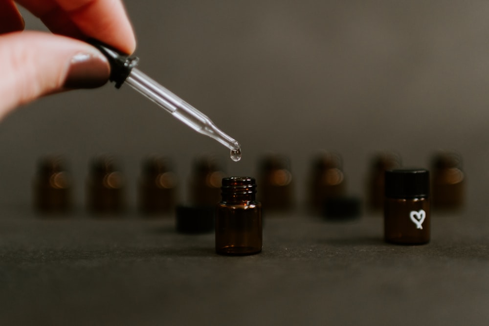 Fotografía de enfoque selectivo de botella de vidrio teñido marrón