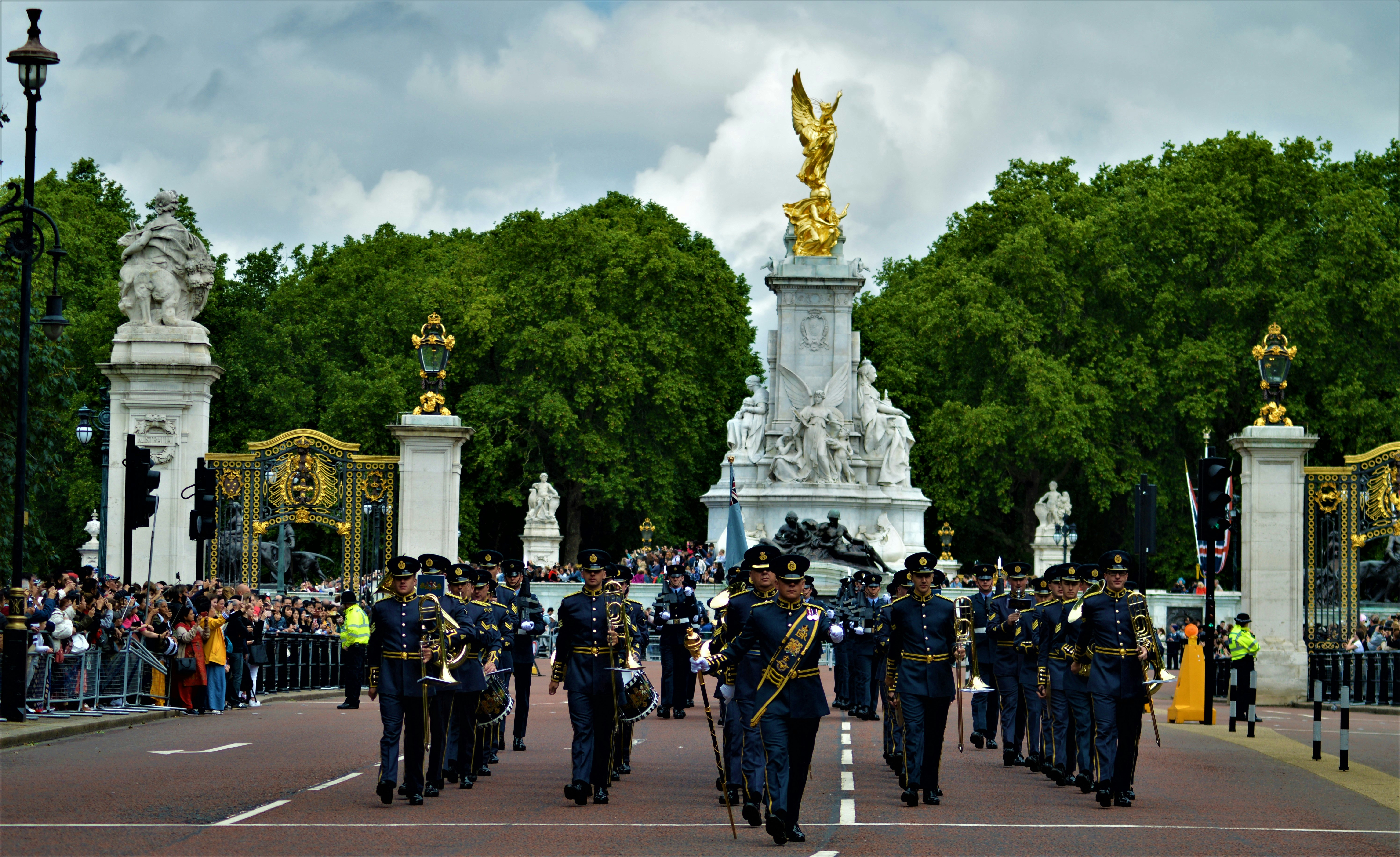 photo-1560525273-929b653e27cd