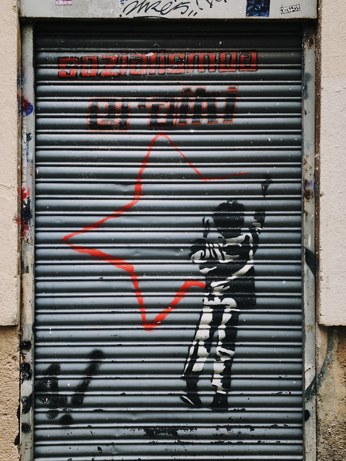 Volet roulant gris fermé