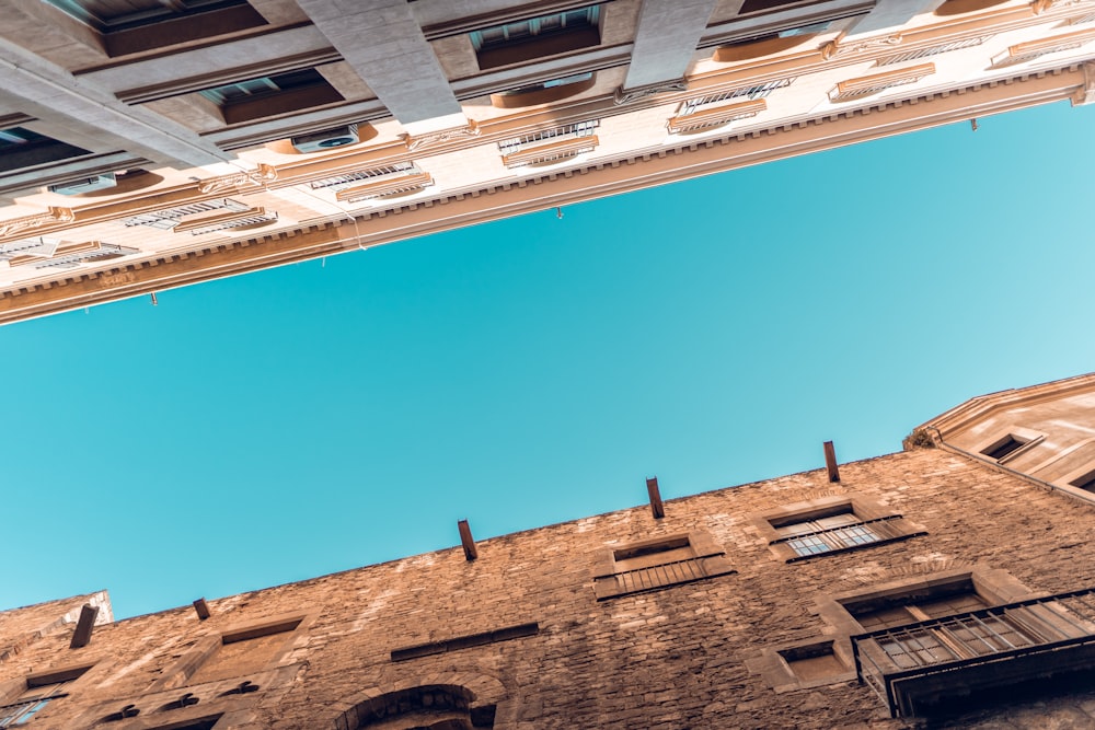 Fotografía de ángulo bajo de un edificio de hormigón marrón