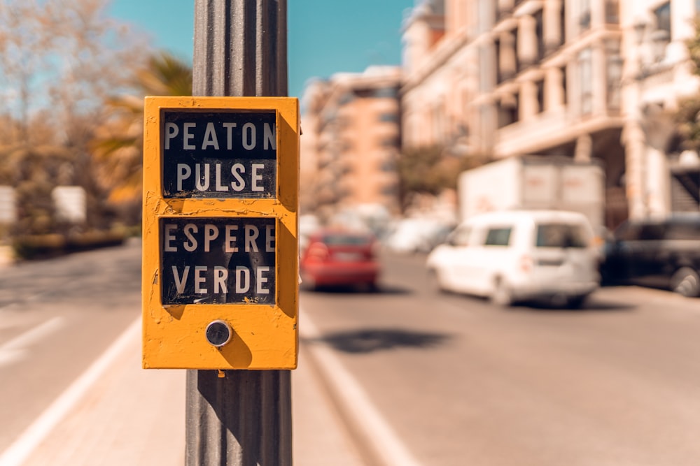 Boîte électrique jaune et noire