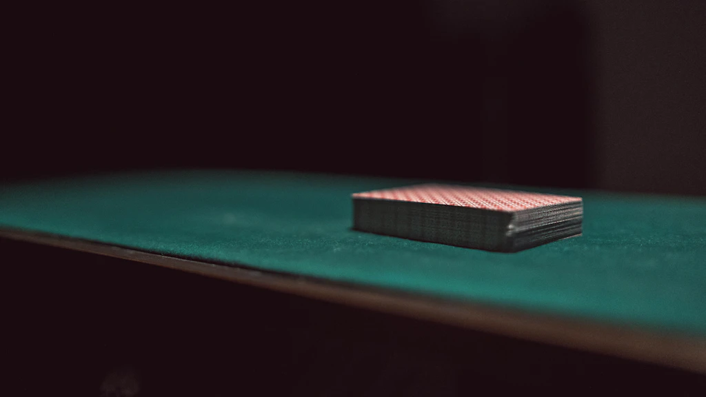Jetons de poker sur un tapis vert illustrant le calcul des pot odds