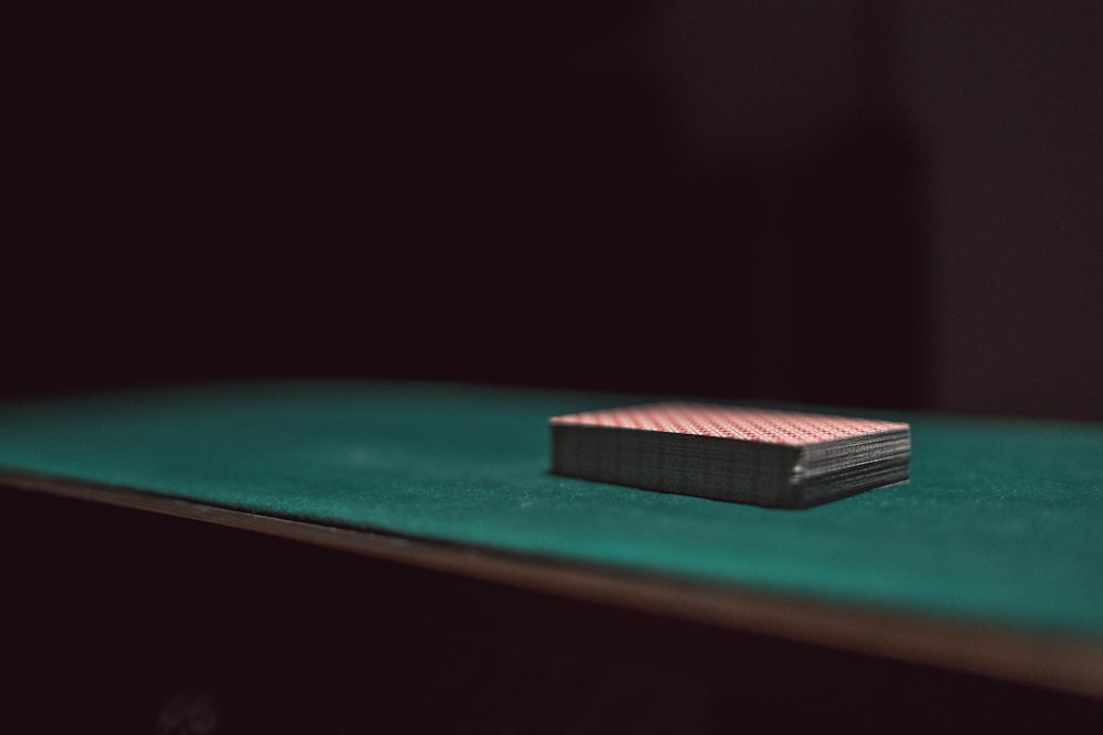 Foto mit flachem Fokus von Spielkarten auf grüner Oberfläche