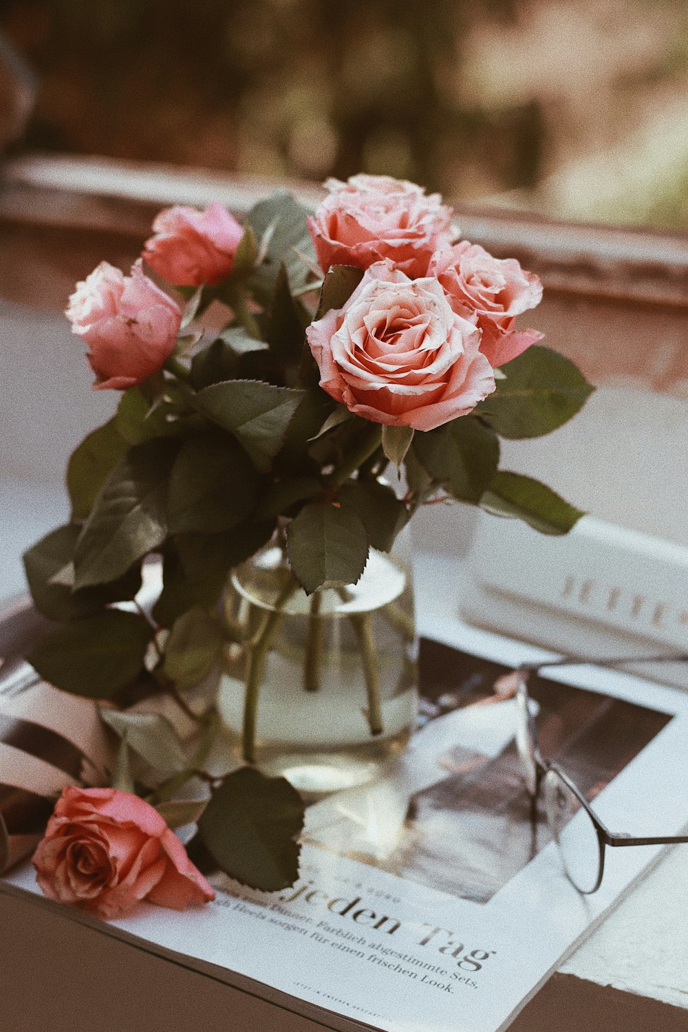 Roses roses dans un vase en verre transparent