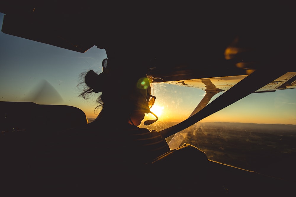 飛行機を運転する人のクローズアップ写真
