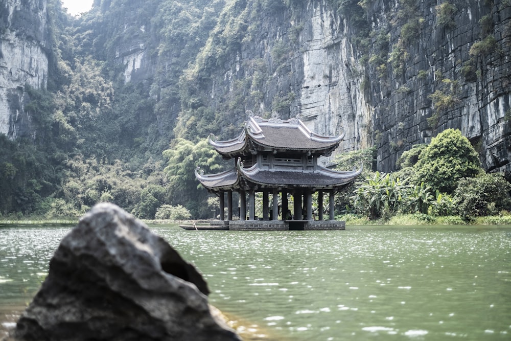 昼間の水域近くの古代の建物