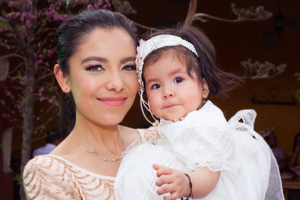 Familia hispana riendo juntos