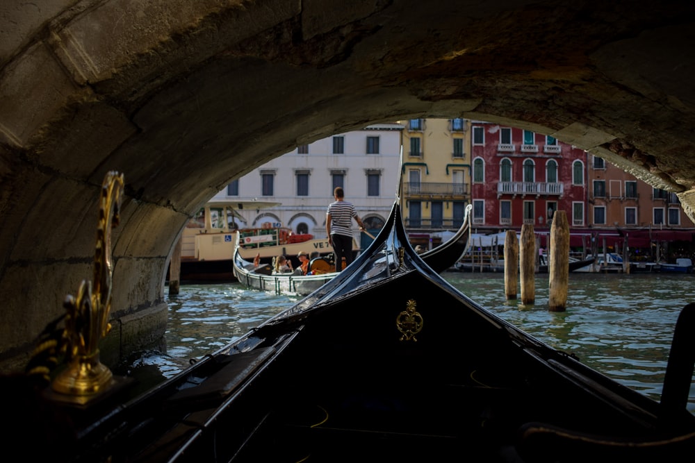 hombre de pie en barco en Venecia