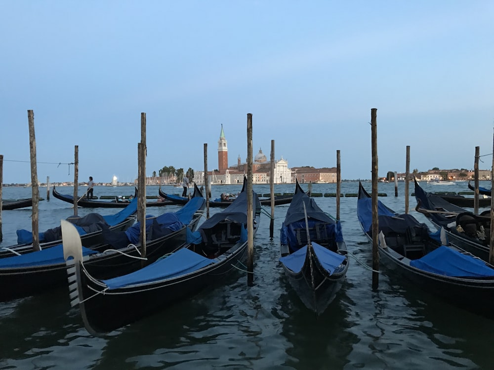 Barcos azuis e cinzas vendo casas marrons e brancas