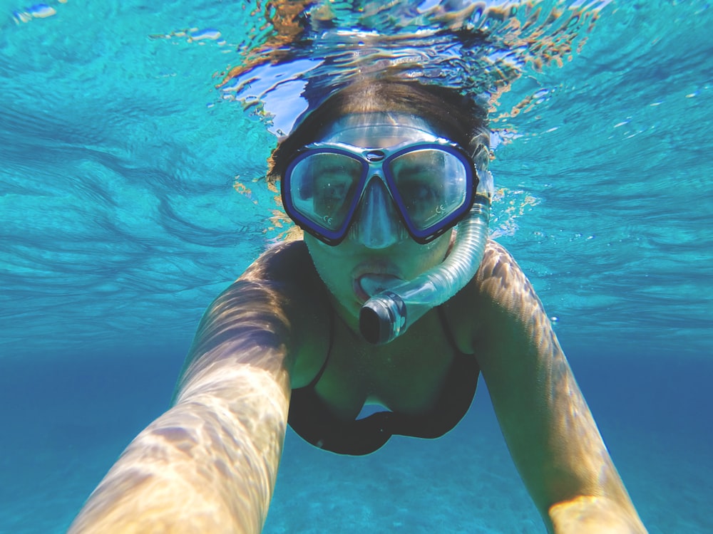 mujer con gafas de agua bajo el agua