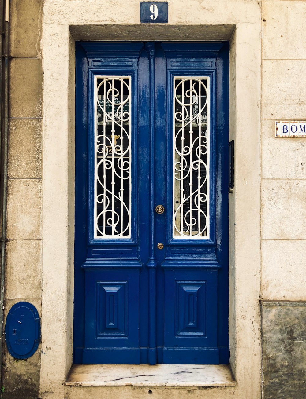 закрытые синие деревянные двери