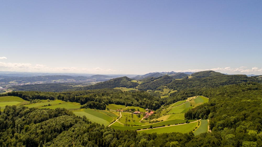 fotografia aérea do campo verde sob o céu azul