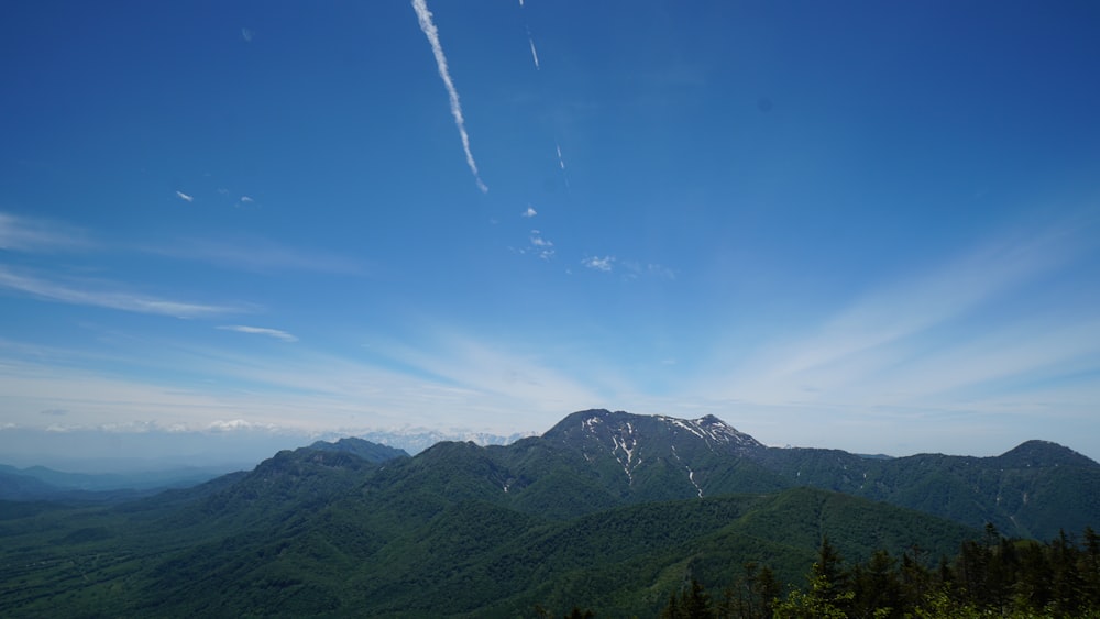 Berg unter blauem Himmel während des Tages