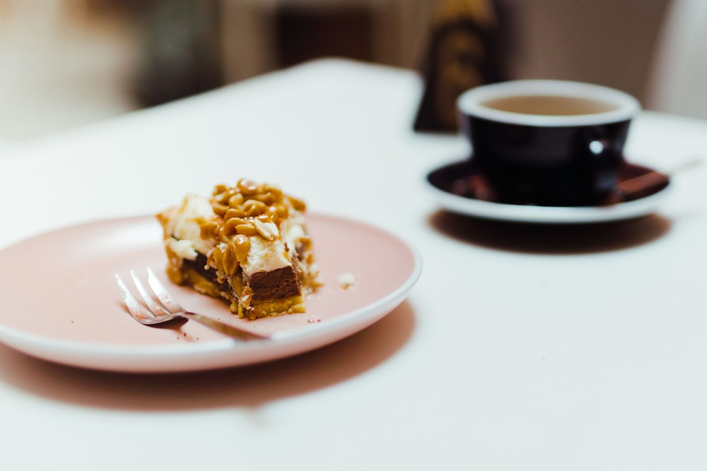 gâteau sur assiette près de la tasse