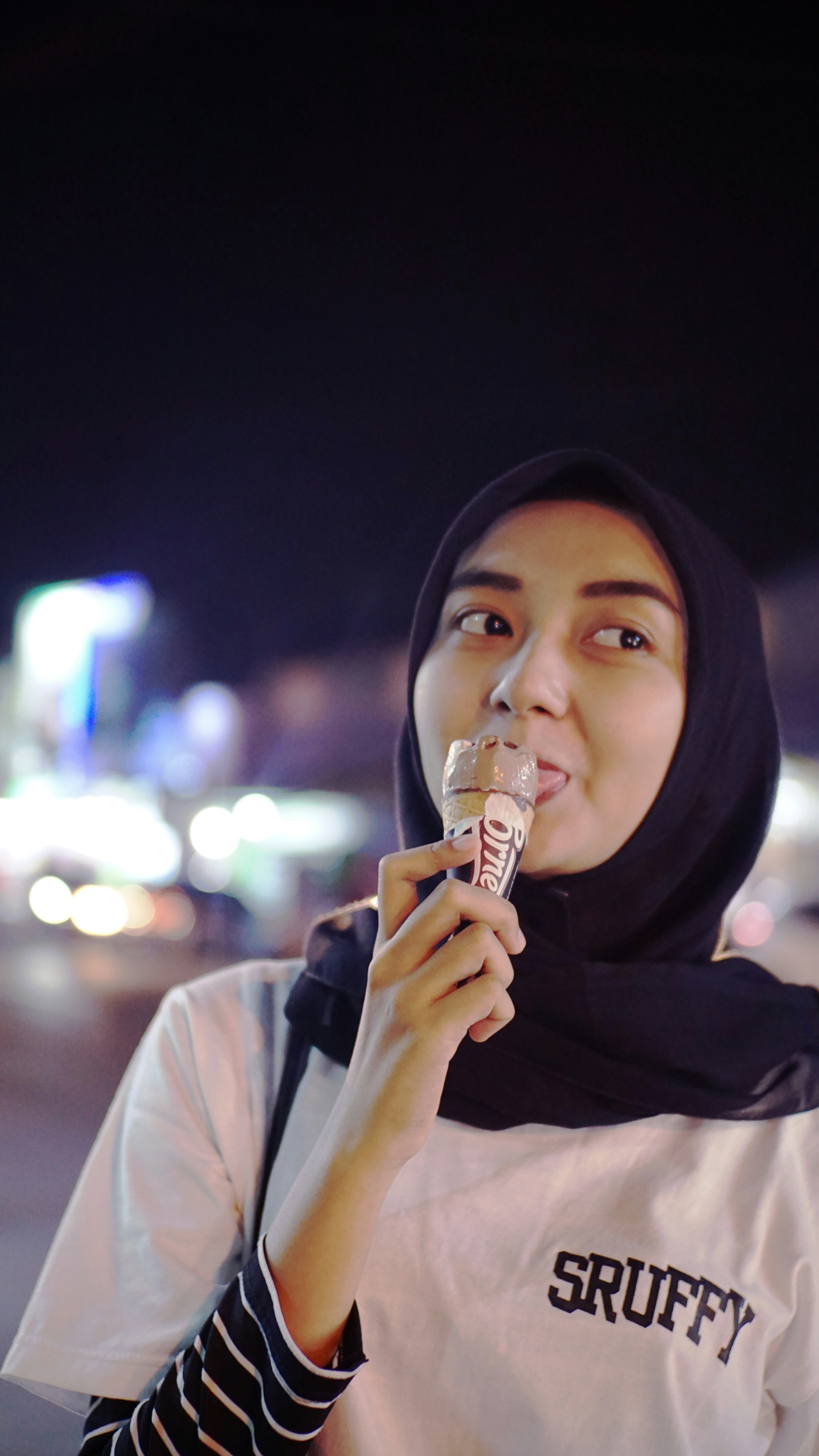 wanita menjilati es krim
