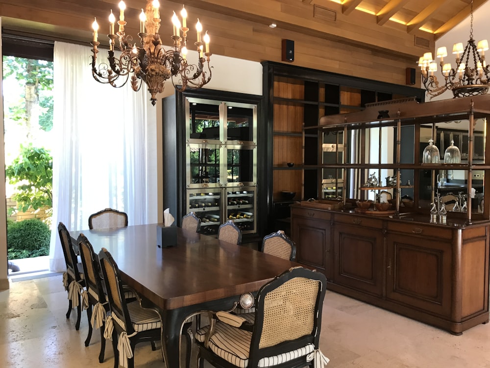 Table et chaises de salle à manger en bois marron