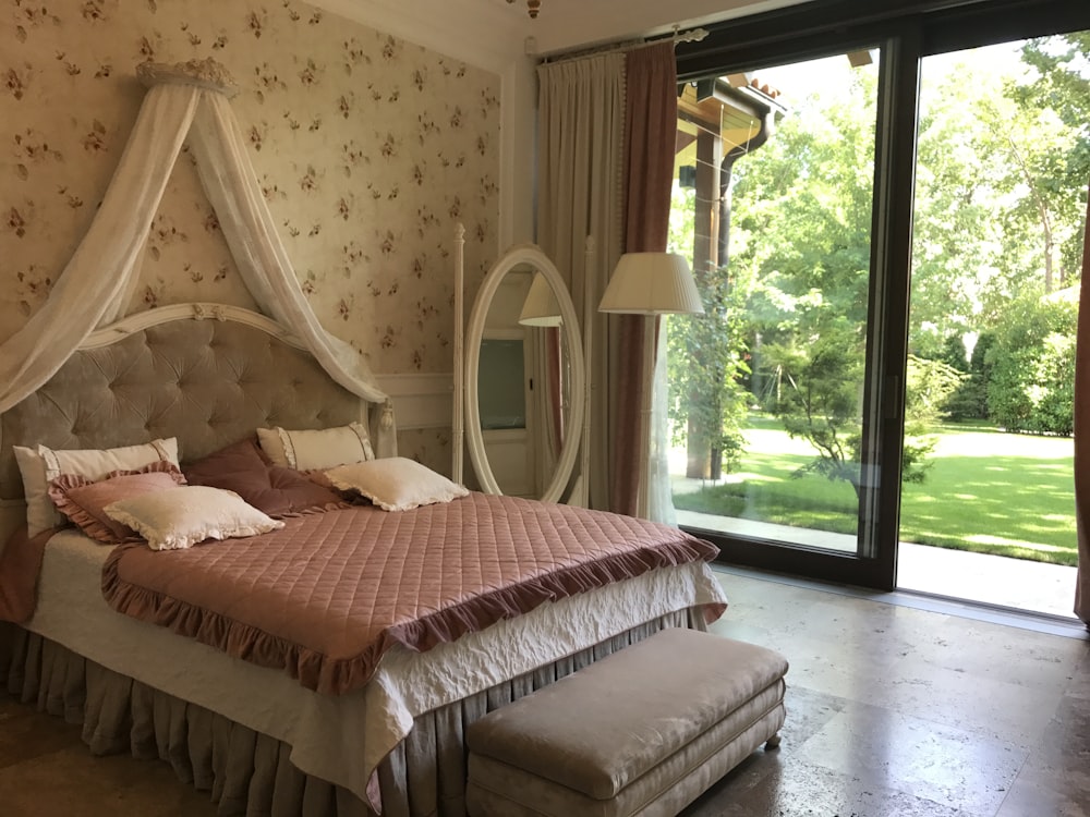 weißes und rosafarbenes Bettdeckenbett
