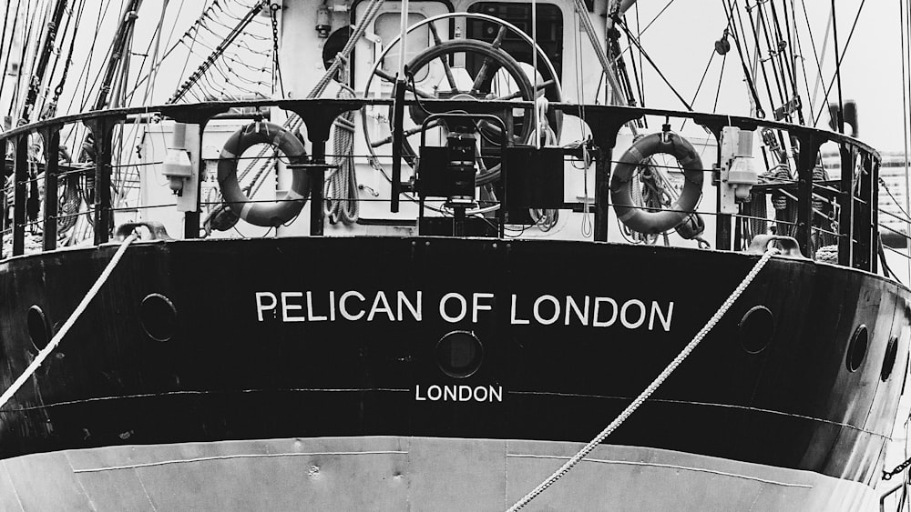 Fotografía en escala de grises del barco Pelican of London