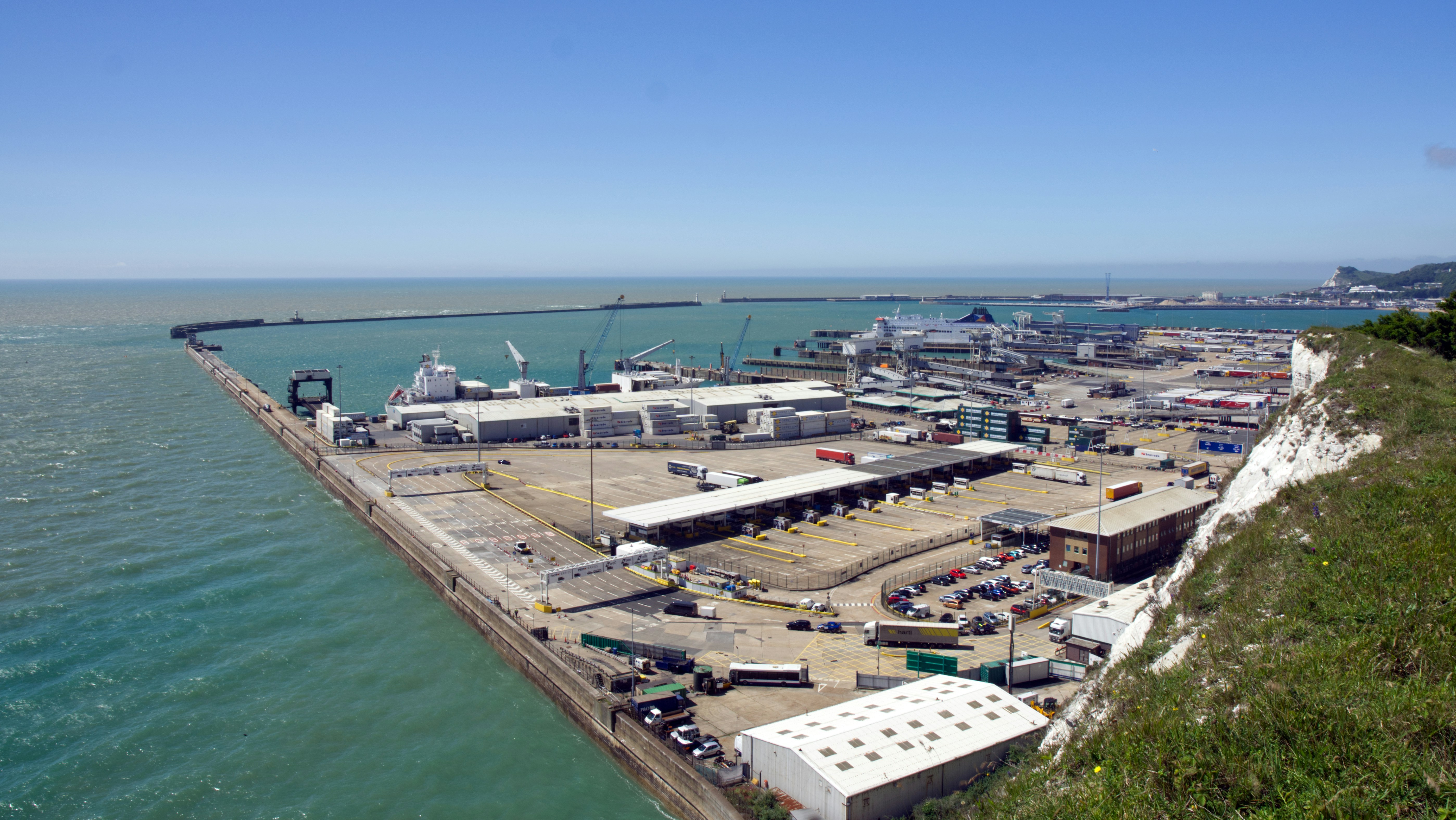 Le port britannique de Douvres accuse la France de "ruiner" les vacances