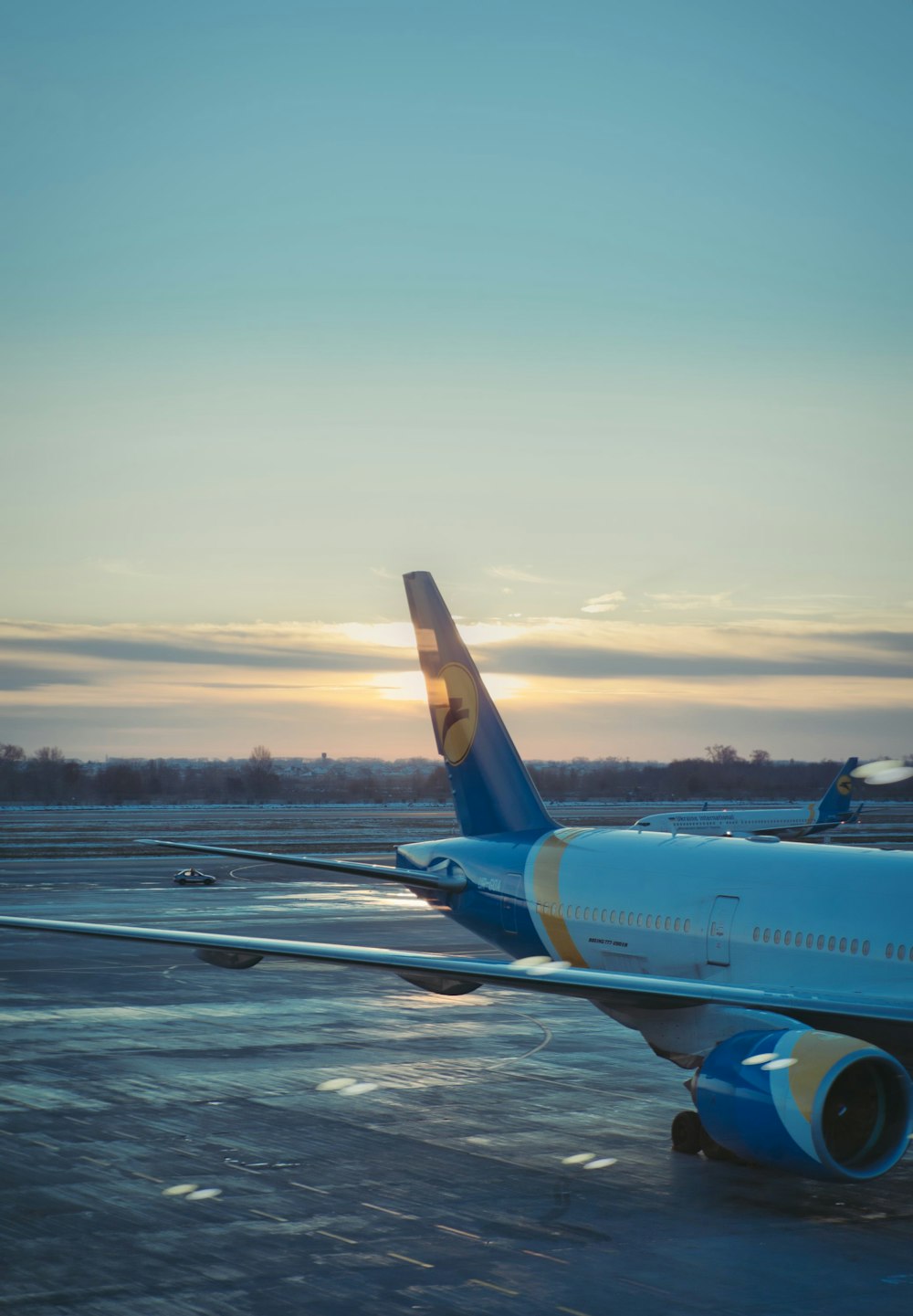 blue and white air liner