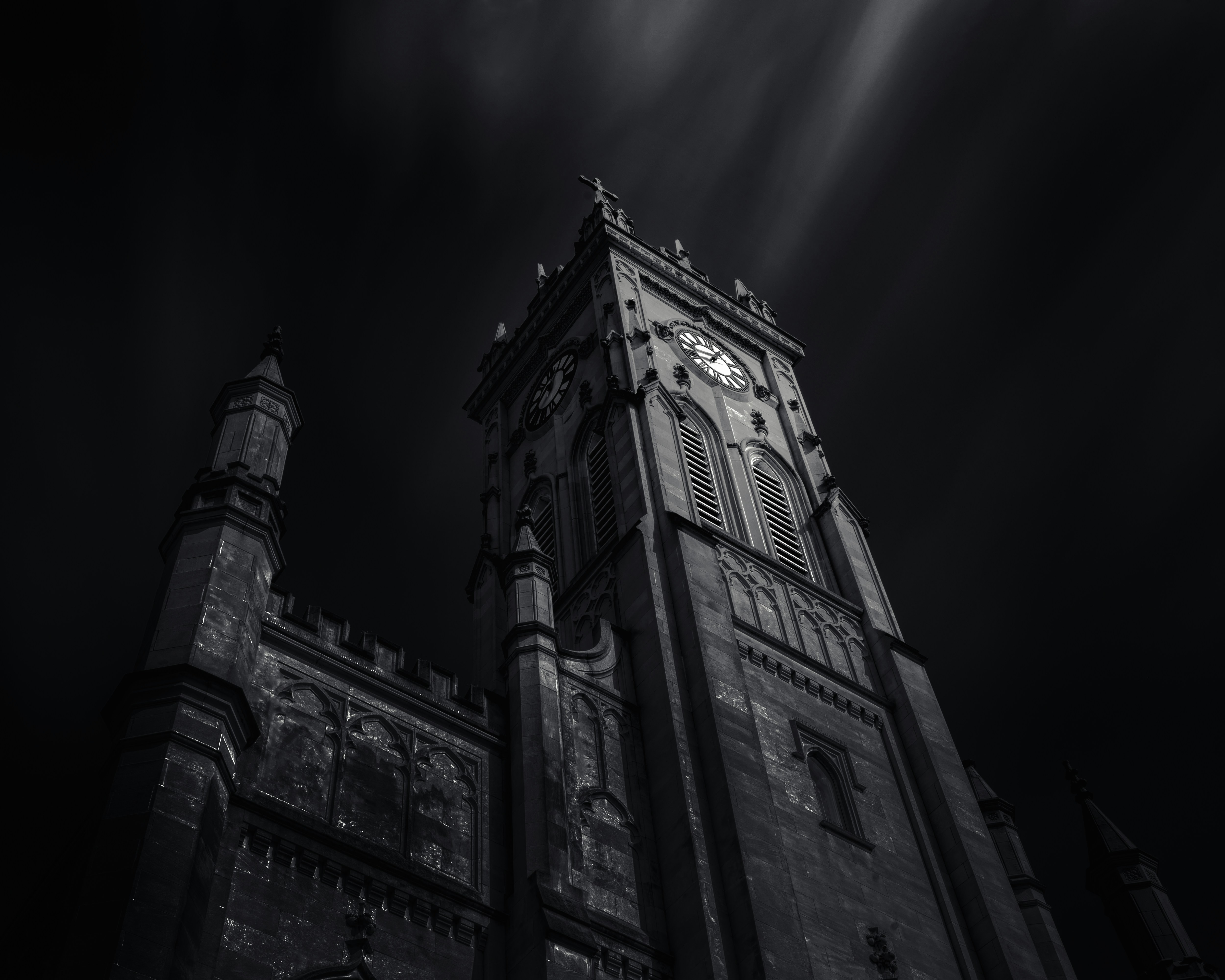 Foto en escala de grises del edificio