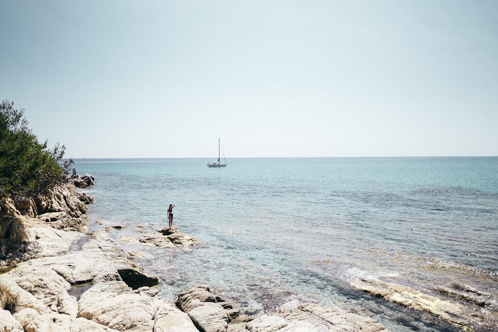 Segelboot auf Gewässer am Horizont