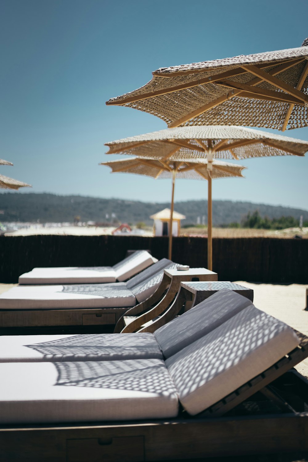 Weiße Outdoor-Lounges mit Sonnenschirmen