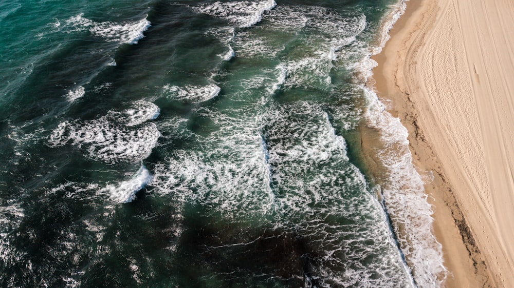 Foto vista aérea do litoral durante o dia