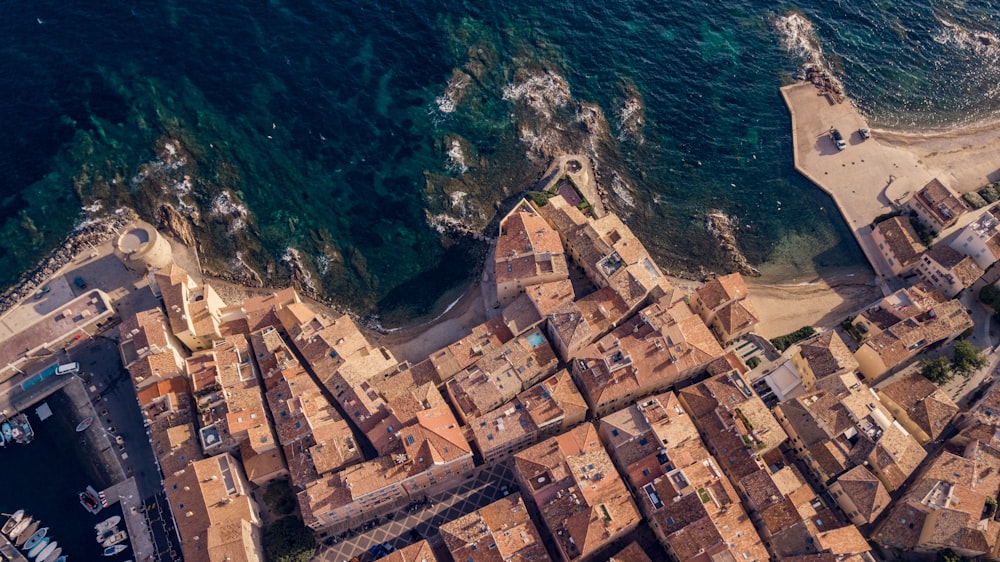 Vista aérea de casas perto de corpo d'água