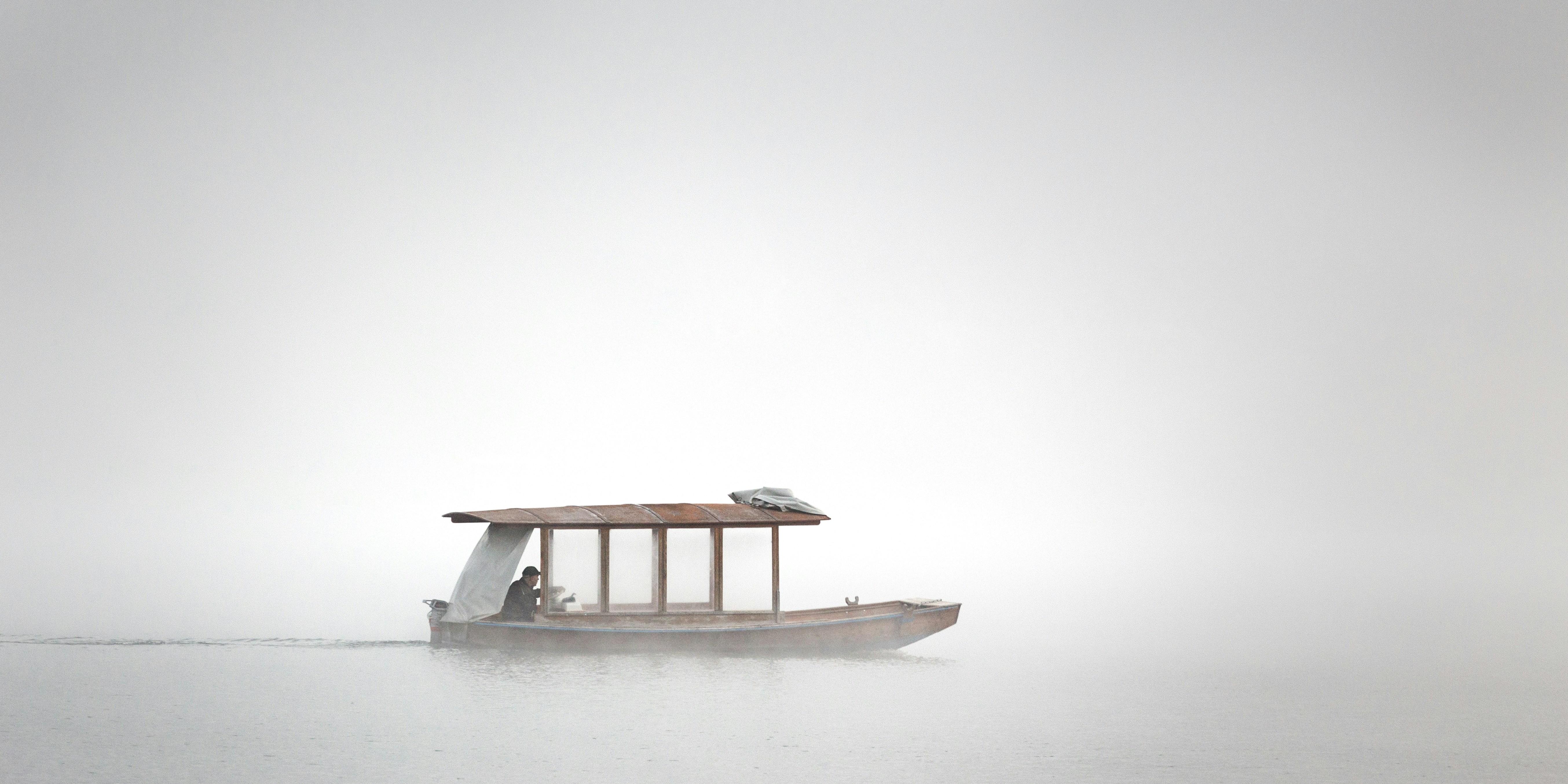 White and brown boat on body of water photo – Free White Image on Unsplash