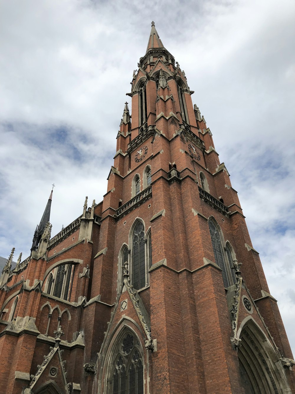 Catedral de hormigón marrón y gris