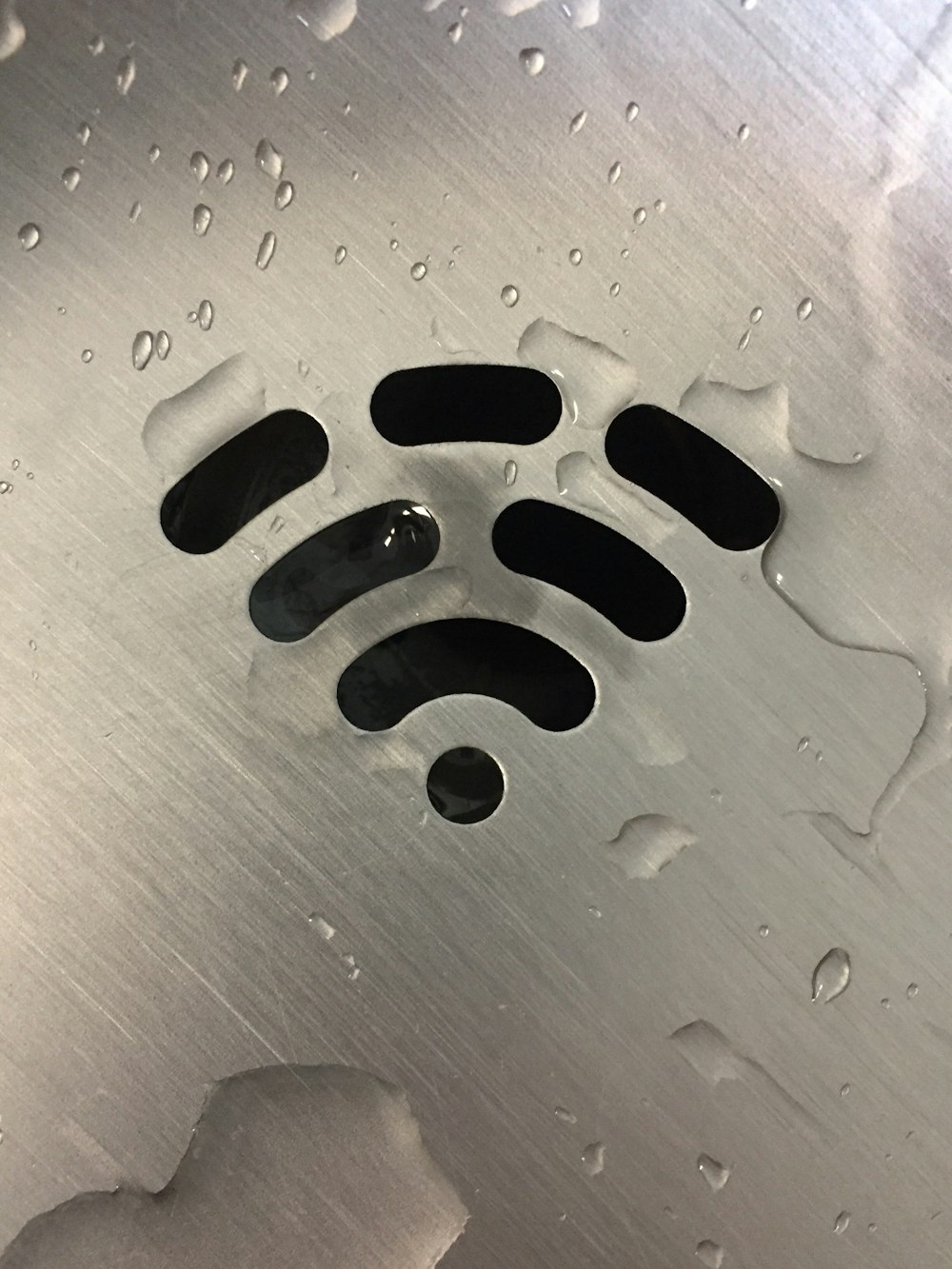 Señal WiFi en panel metálico