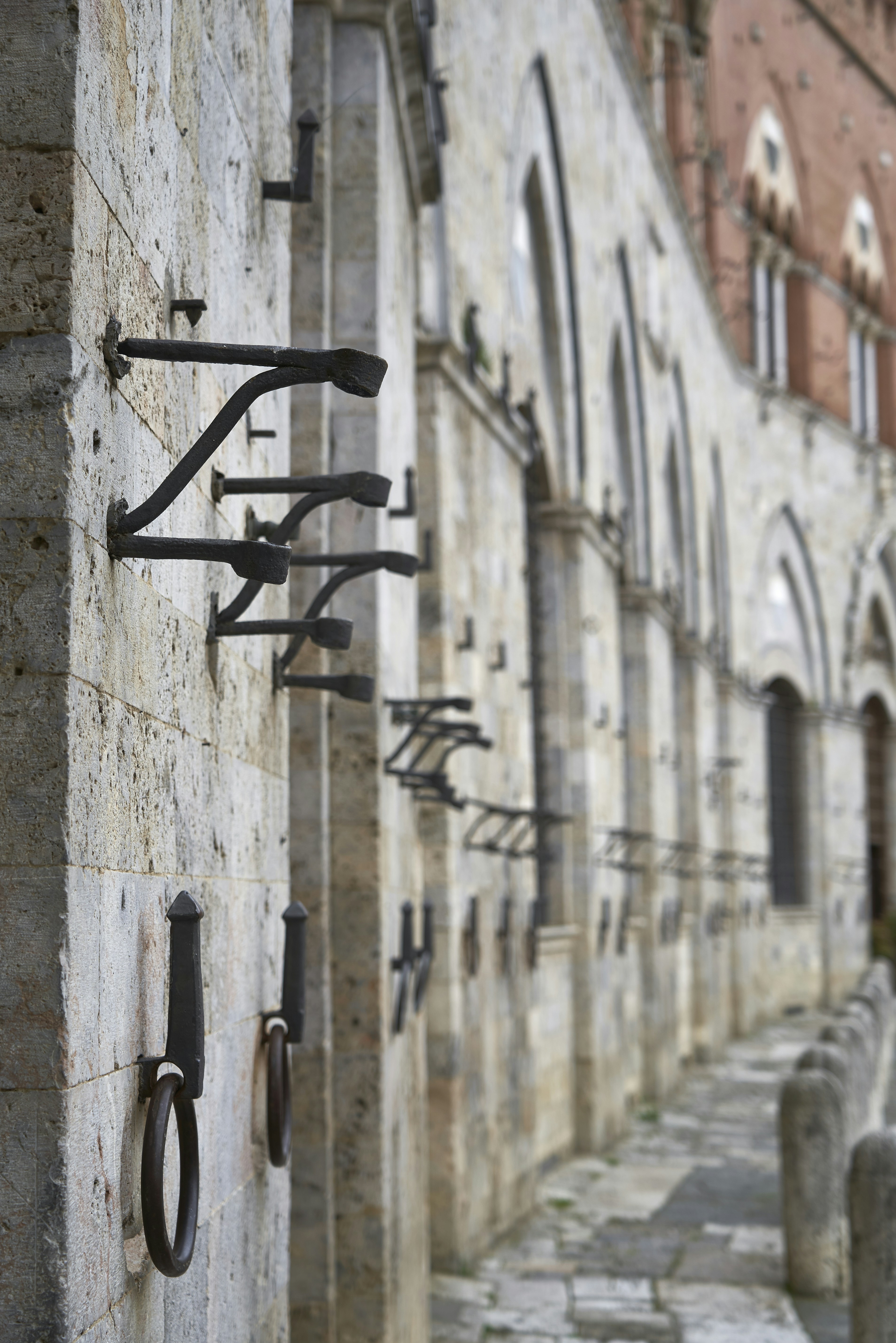 灰色の壁の黒いドアノッカー