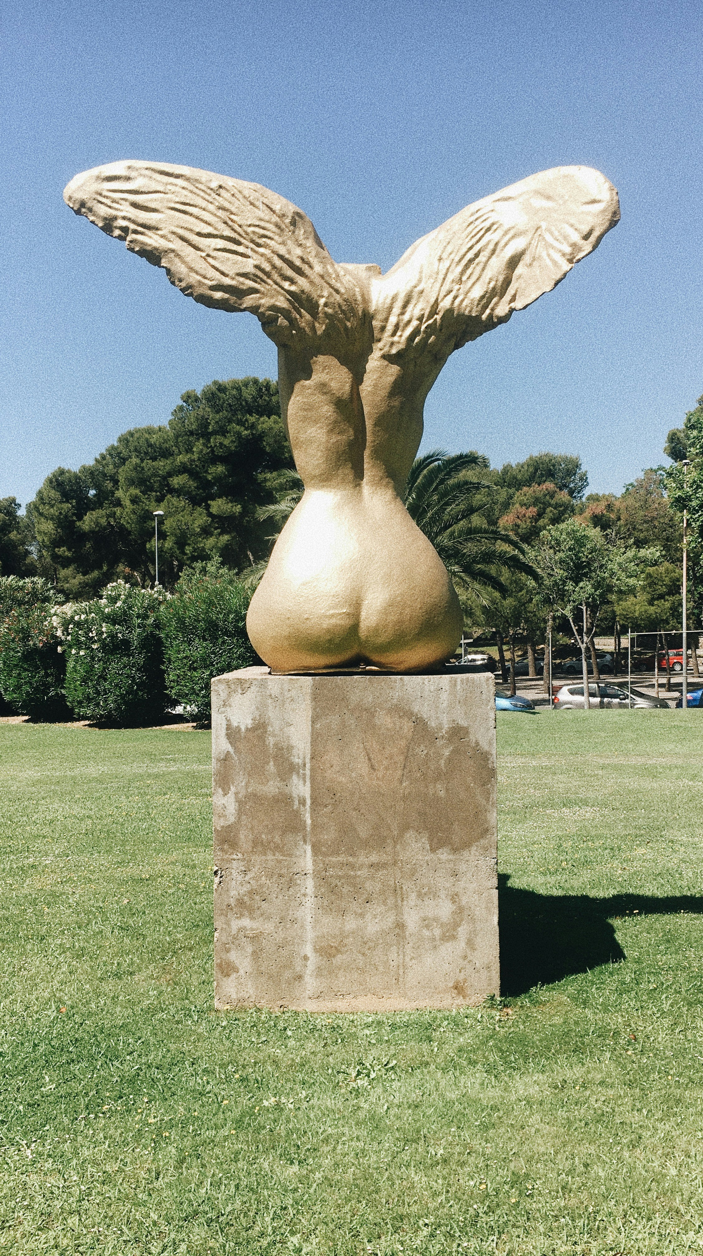 estátua do ângulo marrom durante o dia