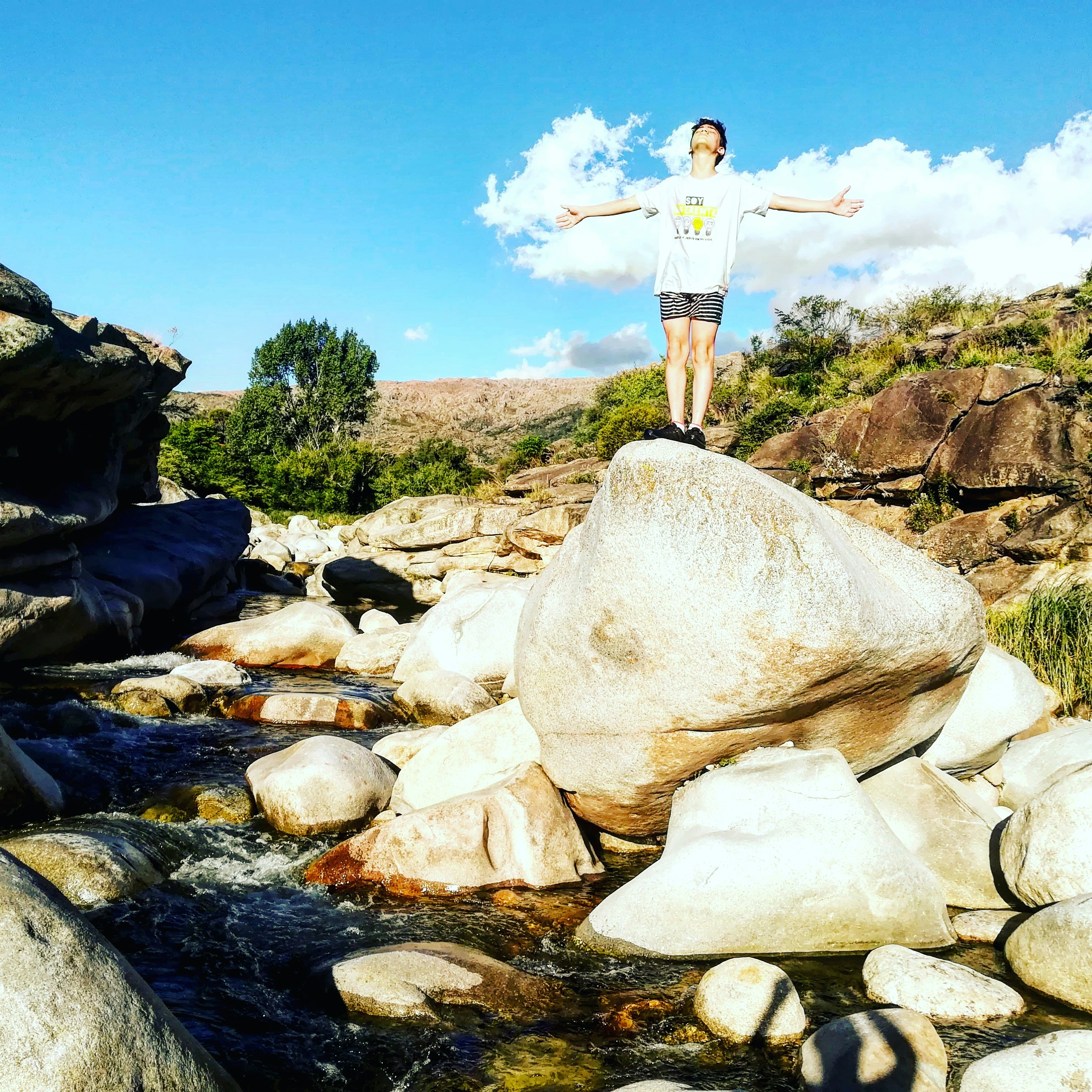 Berita ini mengungkapkan bahwa Zhu Haijun telah mengalami perceraian dengan NONO. Sahabat dekatnya juga muncul dan mengungkapkan situasi terbaru.