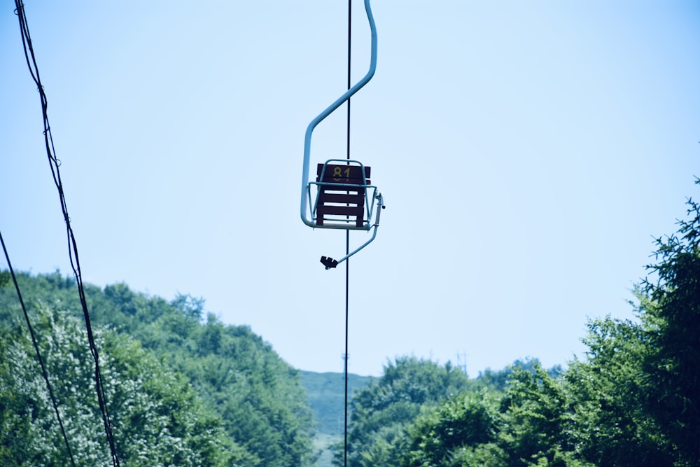 Blaue Seilbahn im Wald